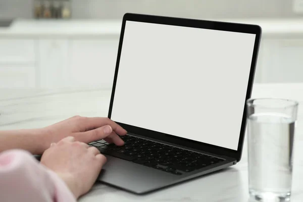 Mulher Usando Laptop Mesa Branca Dentro Casa Close — Fotografia de Stock