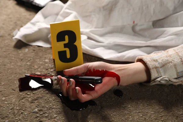 Escena Del Crimen Con Cuerpo Mujer Muerta Cuchillo Ensangrentado Marcador —  Fotos de Stock