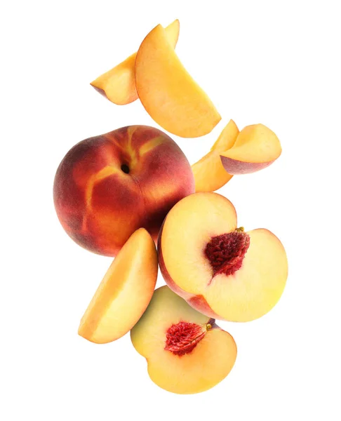 白の背景に落ちるカットと全体の新鮮な熟した桃 — ストック写真