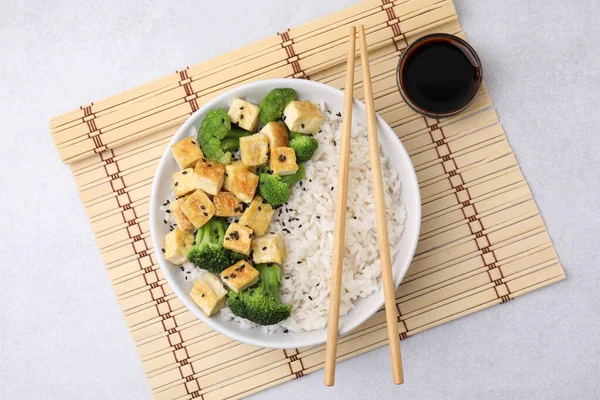 Mísa Rýže Smaženým Tofu Brokolicí Bílém Stole Pohled Shora — Stock fotografie