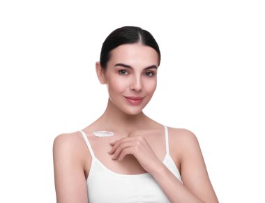 Köprücük kemiğinde beyaz arka planda vücut kremi lekesi olan güzel bir kadın.