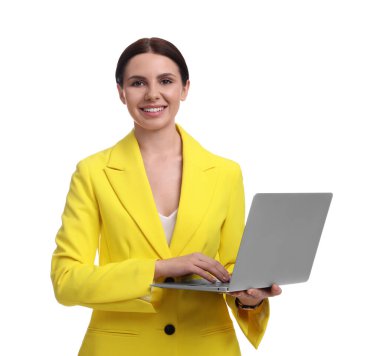 Beyaz arka planda dizüstü bilgisayarı olan sarı takım elbiseli güzel bir iş kadını.