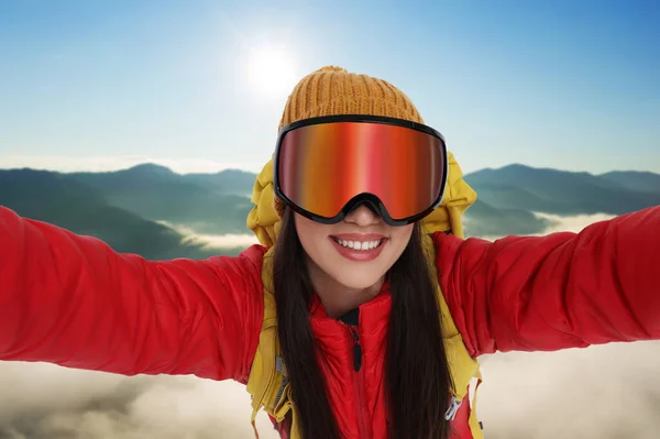 Улыбающаяся Женщина Лыжных Очках Делает Селфи Очках — стоковое фото
