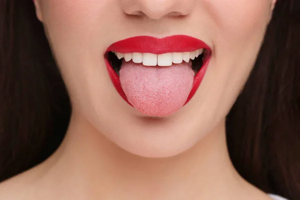 彼女の舌を示す赤い口紅の女性 閉じる — ストック写真