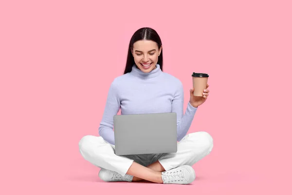 Ευτυχισμένη Γυναίκα Φορητό Υπολογιστή Και Χάρτινο Κύπελλο Ροζ Φόντο — Φωτογραφία Αρχείου