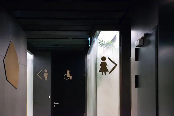 不同的标志 箭头指示通往公厕的方向 — 图库照片
