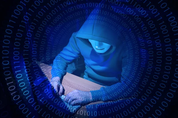 Anonimowy Człowiek Masce Komputerem Kodem Binarnym Ciemności — Zdjęcie stockowe