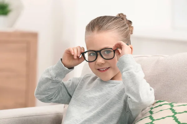 Retrato Menina Sorridente Usando Óculos Dentro Casa — Fotografia de Stock
