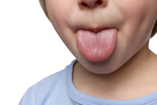 Kleiner Junge Zeigt Seine Zunge Auf Weißem Hintergrund Nahaufnahme — Stockfoto