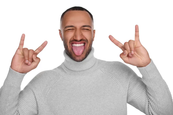 Šťastný Mladý Muž Ukazuje Svůj Jazyk Rock Gesto Bílém Pozadí — Stock fotografie