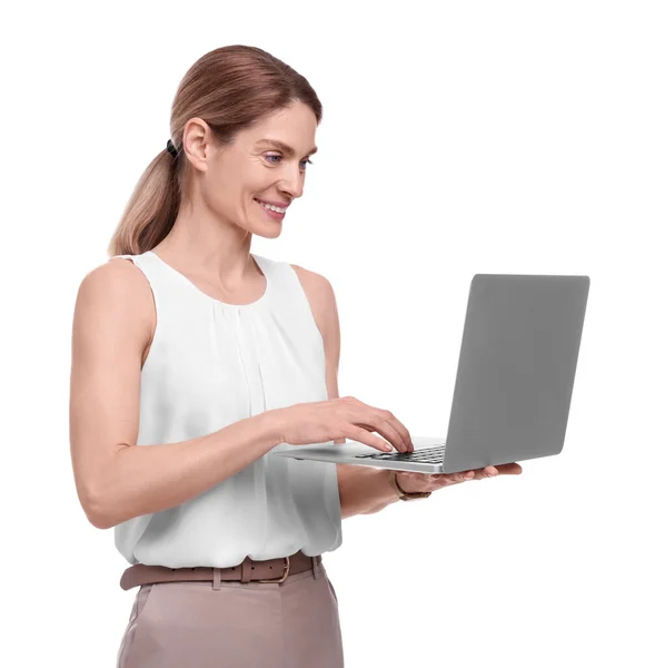 漂亮而快乐的女商人 带着白色背景的笔记本电脑 — 图库照片
