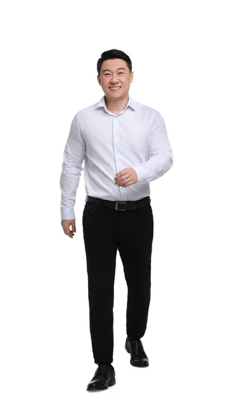 白い背景を歩く正装のビジネスマン — ストック写真