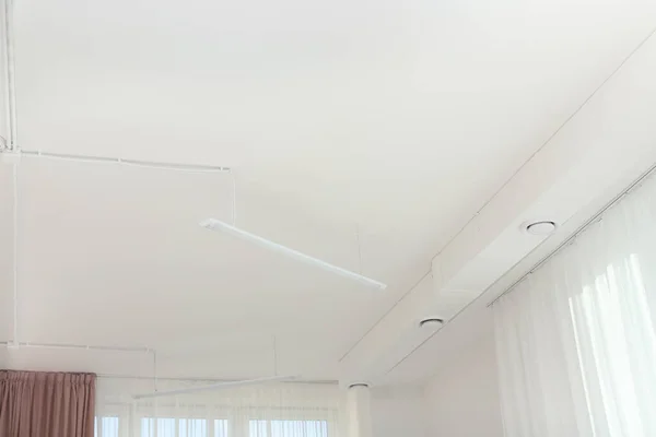 White Ceiling Modern Lighting Office — стоковое фото