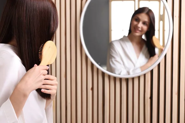 Belle Femme Brossant Les Cheveux Près Miroir Dans Chambre Espace — Photo