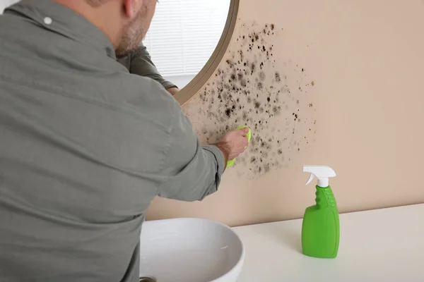 バスルームの壁にカビ除去やブラシを使用して男 — ストック写真