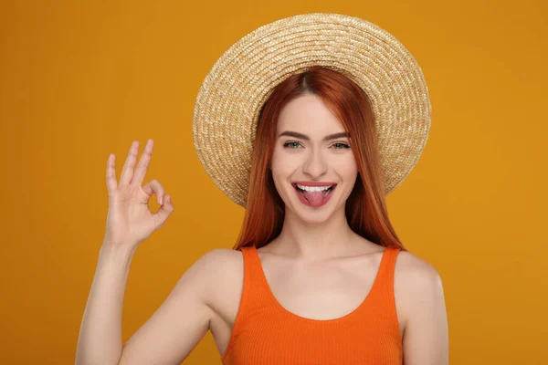 Szczęśliwa Kobieta Pokazuje Swój Język Gest Pomarańczowym Tle — Zdjęcie stockowe