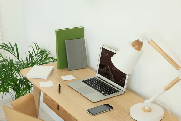 Cozy Workspace Laptop Smartphone Lamp Wooden Desk Home — Zdjęcie stockowe