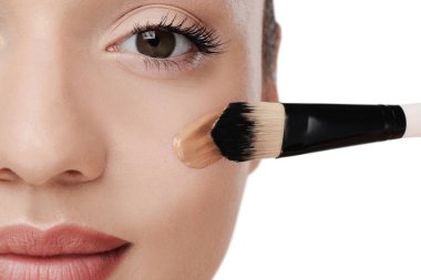 Temeli beyaz arkaplana sürtündüren kadın, yakın plan