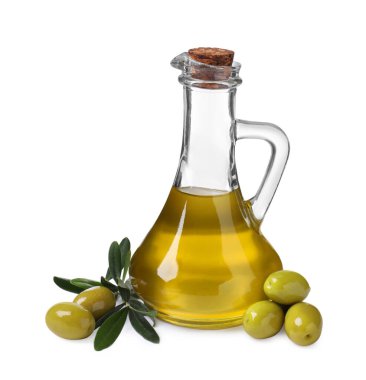 Beyaz üzerine izole edilmiş cam sürahi, olgun zeytin ve yeşil yapraklar.
