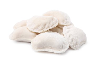 Beyaz arka planda lezzetli dolgusu olan bir yığın çiğ hamur köftesi (varenyky)