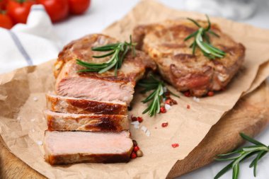 Tahtada biberiyeli leziz kızarmış et parçaları, yakın plan.