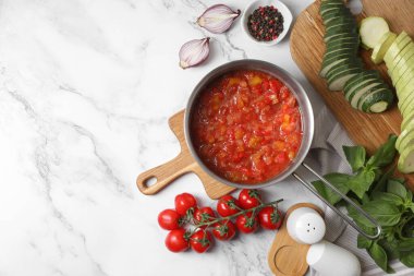 Ratatouille için giyinmek ve beyaz mermer masada farklı taze sebzeler, düz yatak. Metin için boşluk