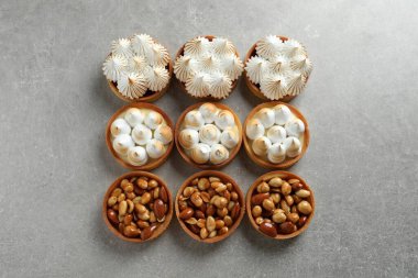 Açık gri masada bir sürü turta, düz bir şekilde yatıyordu. Lezzetli tatlı