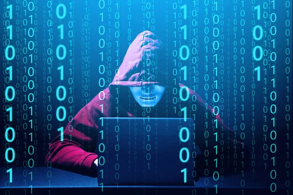在黑暗中戴面具的匿名男子 带着笔记本电脑和二进制代码 — 图库照片