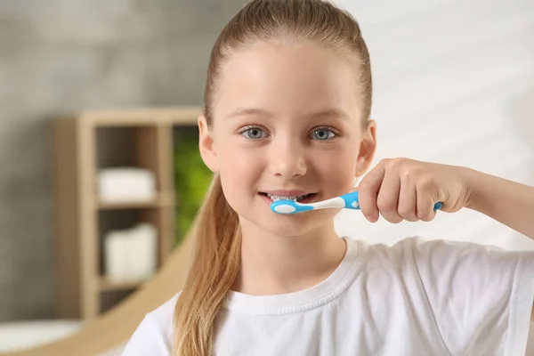Cute Little Girl Mycie Zębów Plastikową Szczoteczką Zębów Łazience Miejsce — Zdjęcie stockowe