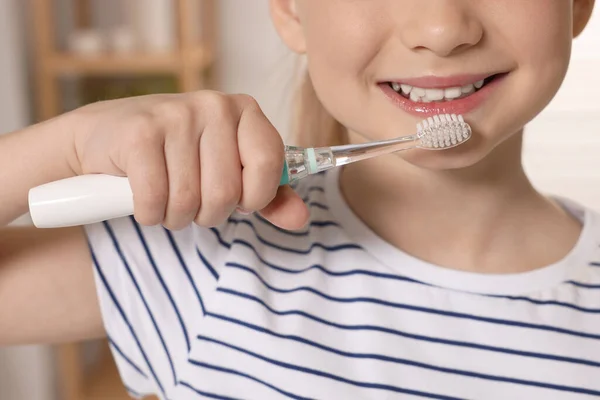 Маленька Дівчинка Чистить Зуби Електричною Зубною Щіткою Ванній Кімнаті Крупним — стокове фото