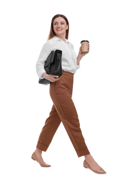Красивая Деловая Женщина Портфелем Бумажной Чашкой Кофе Ходить Белом Фоне — стоковое фото