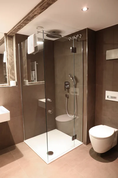 Κομψό Μπάνιο Λεκάνη Τουαλέτας Και Ντους Στο Πολυτελές Ξενοδοχείο Εσωτερική — Φωτογραφία Αρχείου