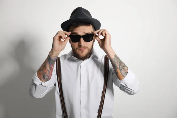 Hombre Hipster Guapo Con Gafas Sol Elegantes Sobre Fondo Gris —  Fotos de Stock