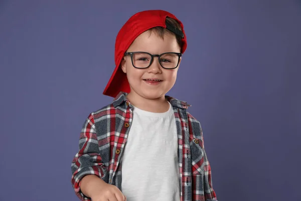 Netter Kleiner Junge Einer Brille Auf Lila Hintergrund — Stockfoto