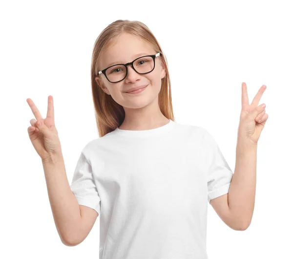 Portret Uroczej Dziewczyny Okularach Pokazujący Gest Zwycięstwa Białym Tle — Zdjęcie stockowe