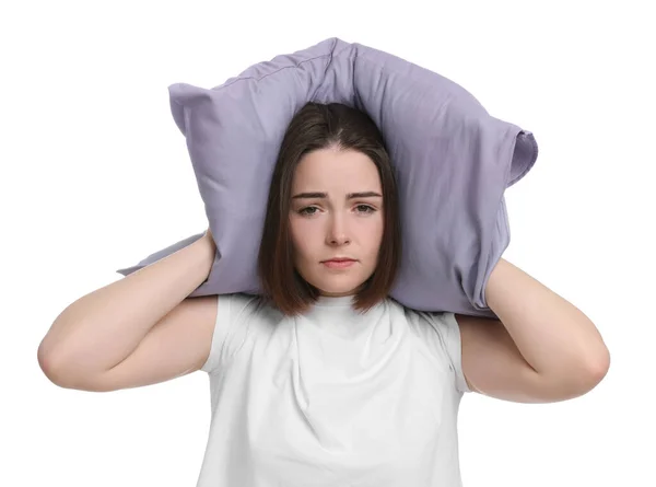 白い背景に枕で耳を覆う不幸な若い女性 不眠症の問題 — ストック写真
