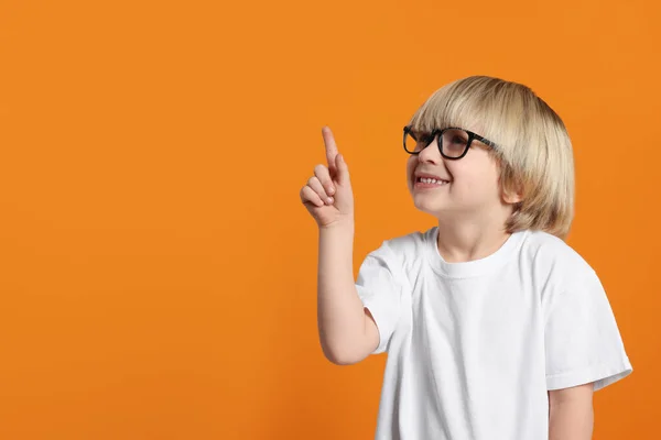 Słodki Chłopczyk Noszący Okulary Pomarańczowym Tle Miejsce Tekst — Zdjęcie stockowe