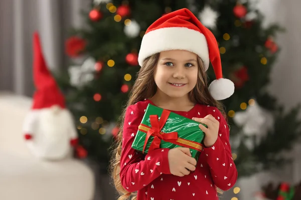 Menina Feliz Com Presente Natal Casa Espaço Para Texto — Fotografia de Stock