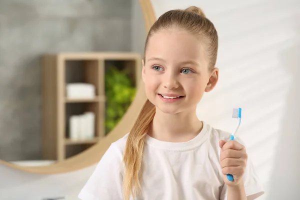 Menina Bonito Segurando Escova Dentes Plástico Banheiro Espaço Para Texto — Fotografia de Stock