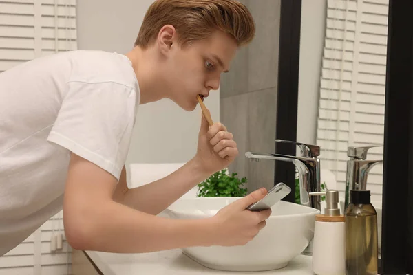 Teenager Mit Smartphone Beim Zähneputzen Badezimmer Internetsucht — Stockfoto