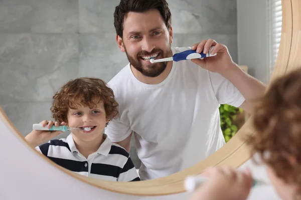 Otec Jeho Syn Čistí Zuby Zrcadla Uvnitř — Stock fotografie