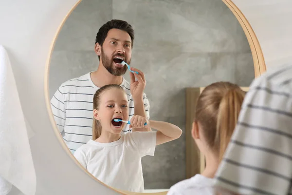 Ojciec Jego Córka Myją Zęby Obok Lustra Łazience — Zdjęcie stockowe