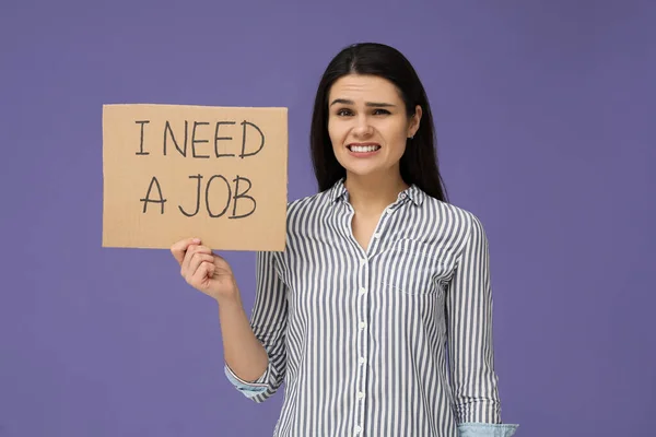 Arbetslöshetsproblem Olycklig Kvinna Håller Skylt Med Fras Jag Behöver Ett — Stockfoto
