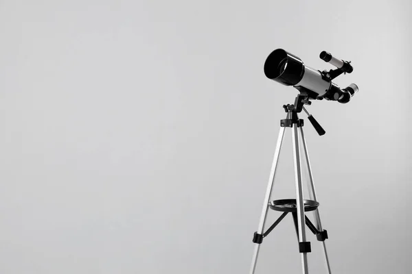 Tripod Modern Teleszkóppal Világosszürke Háttérrel Szöveg Helye — Stock Fotó