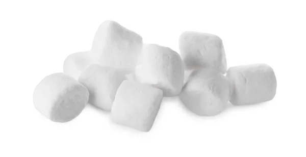 在白糖上分离的一堆堆甜肥大的棉花糖 — 图库照片
