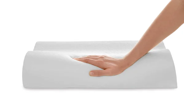 白い背景に整形外科用記憶泡枕に触れる女性 クローズアップ — ストック写真