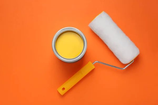 Can Yellow Paint Roller Orange Background Flat Lay — Stock Photo, Image