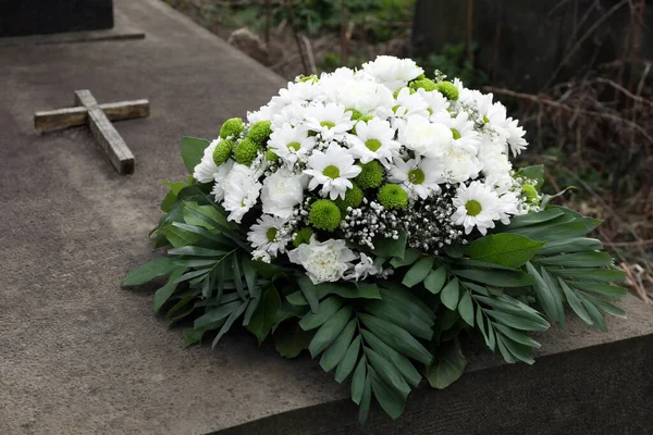 Begravningskrans Blommor Gravsten Utomhus — Stockfoto