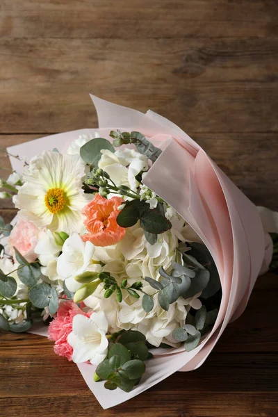 Μπουκέτο Όμορφα Λουλούδια Στο Ξύλινο Τραπέζι — Φωτογραφία Αρχείου