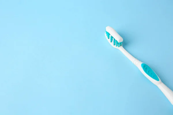 Escova Com Pasta Dentes Fundo Azul Claro Espaço Para Texto — Fotografia de Stock